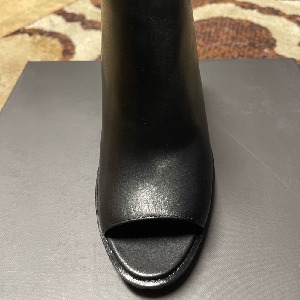 Brand New Vince Camino Hevana 7.5 M Black Super  Soft Booties